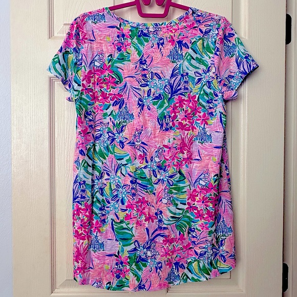 NWT Lilly Pulitzer X Disney Parks Etta V-Neck Tee Disney Dreamin’ MED Limited Ed - Picture 2 of 13